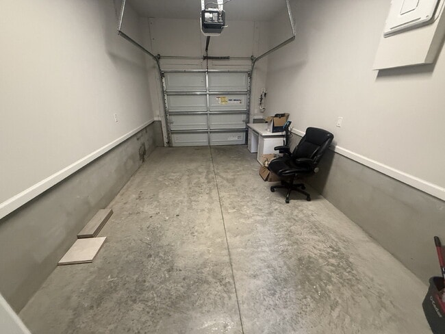 Building Photo - Modern 2-Bedroom Townhome with Garage Parking in the Heart of Jacksonville - Stylish Townhome – 1...