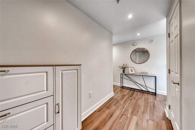 Building Photo - 150 S Las Vegas Blvd