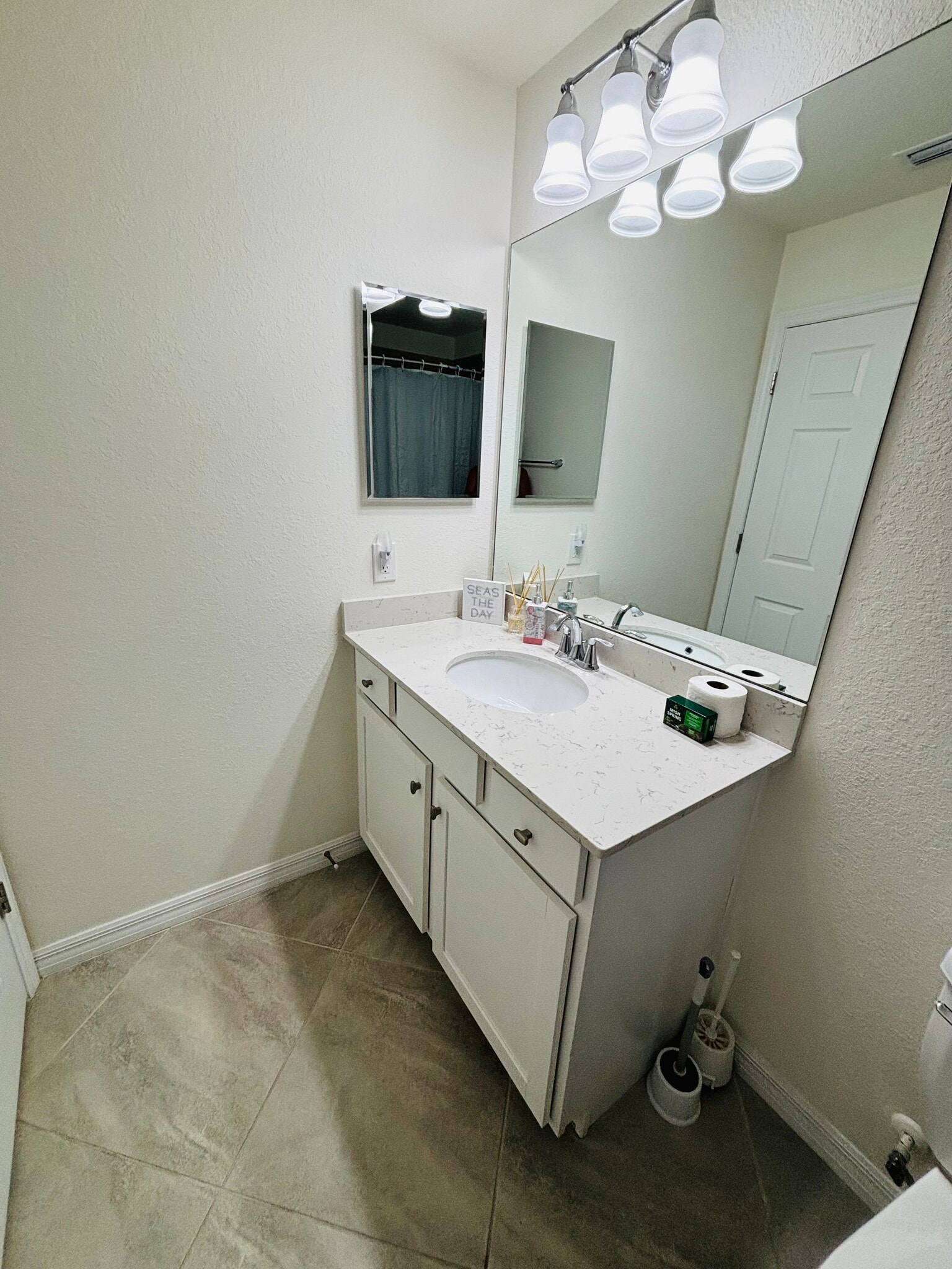 Guest Bathroom - 17704 Gawthrop Dr