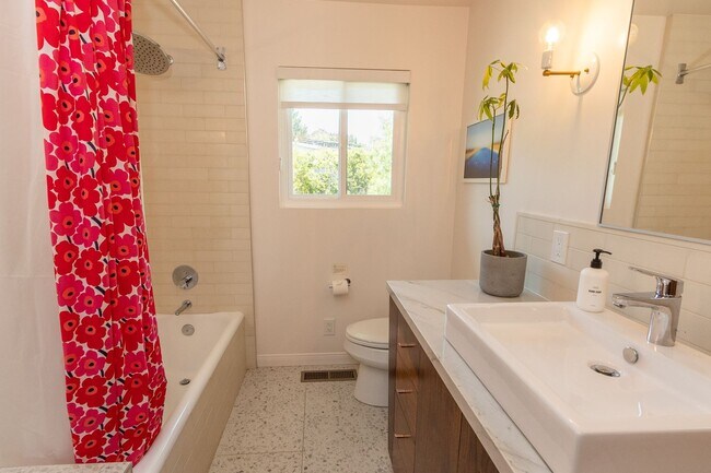 Building Photo - Spectacular Furnished 4 Bedroom/ 3 Bath Mid-Century Modern Retreat in Encinitas