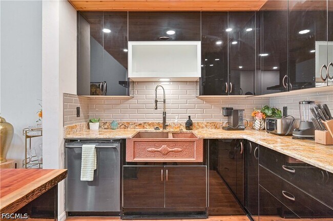 Building Photo - 15080 Riverbend Blvd