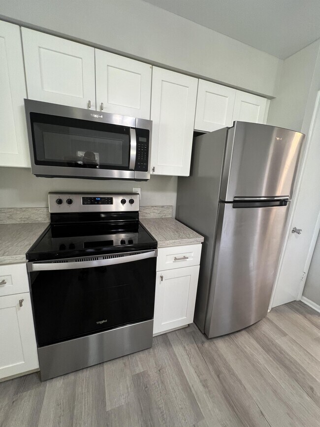 Building Photo - 1920 W Lakeview Blvd