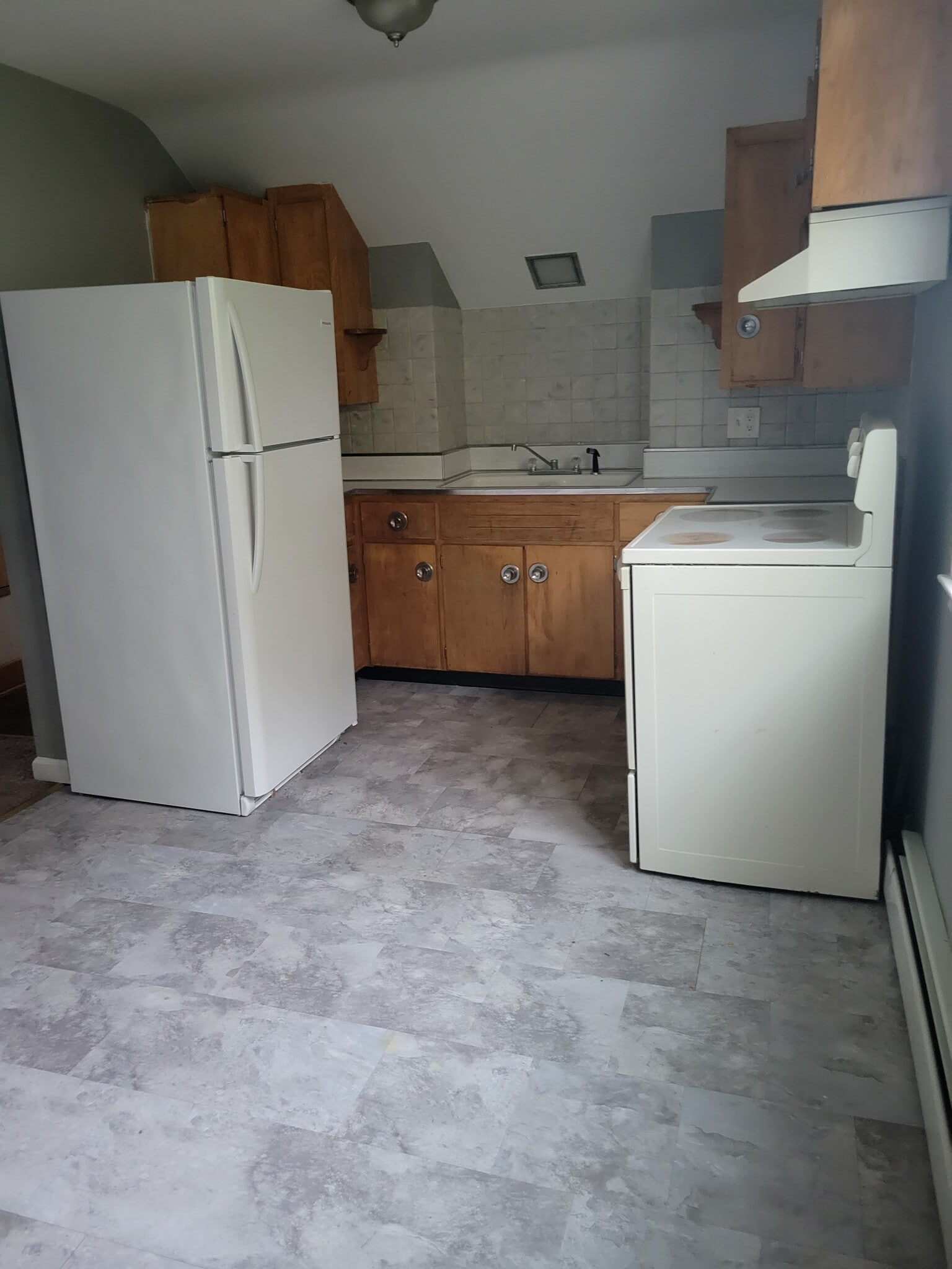 Kitchen - 25 Fernwood Ave