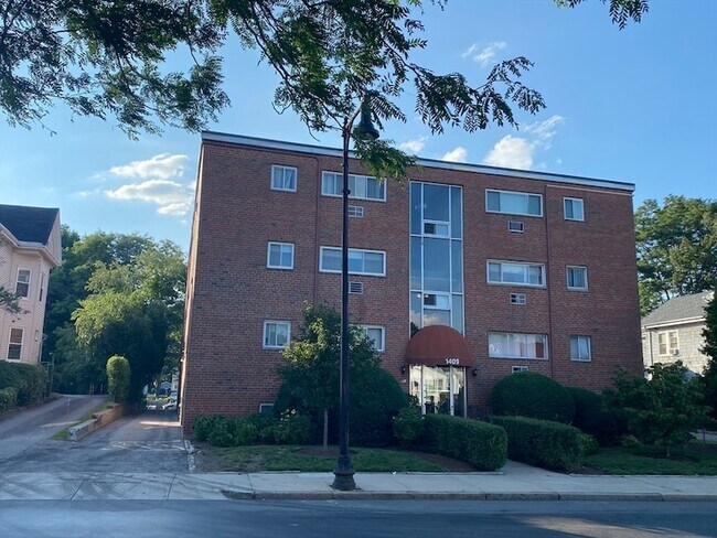 Building Photo - 1409 River St