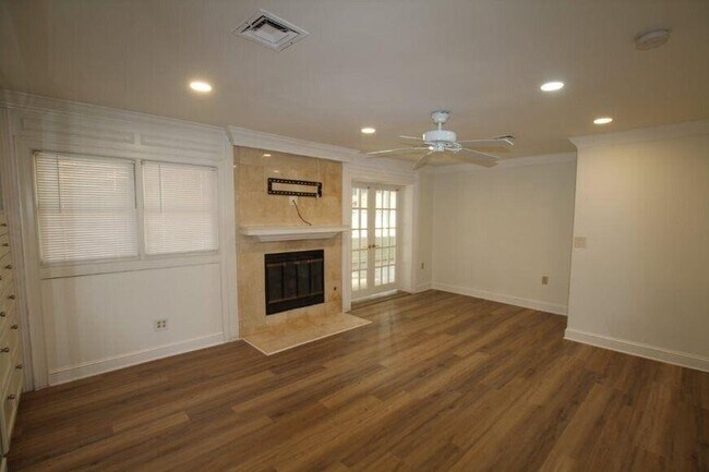 Building Photo - 4104 N Ivy Rd NE