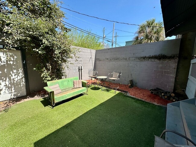 Building Photo - 3 BED | 2.5 BATH | OFF STREET PARKING | PRIVATE BACKYARD | HISTORIC DISTRICT