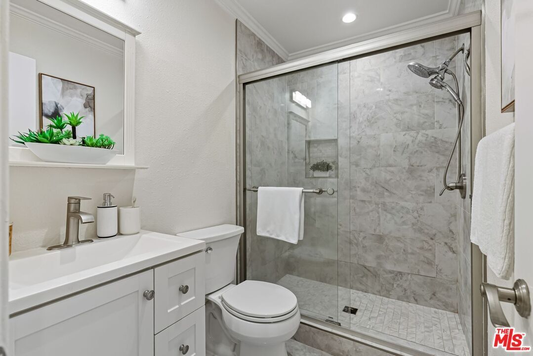 Building Photo - 620 W Hyde Park Blvd