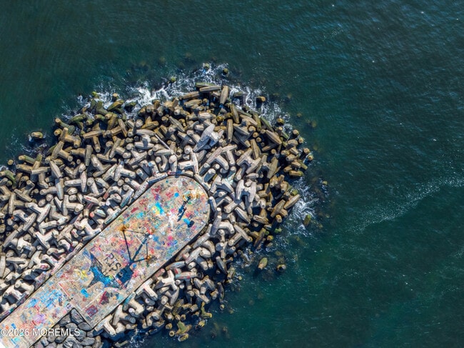 Building Photo - 565 Trout Ave