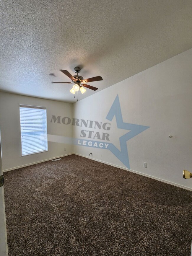 Building Photo - Spacious 3-Bed with Enclosed Yard and Stor...