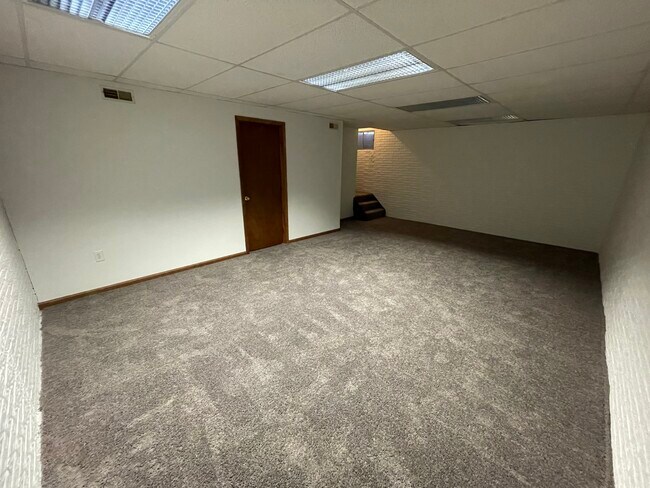 Building Photo - 2133 Chapel Dr