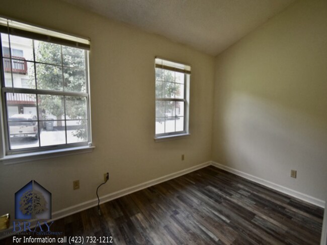 Building Photo - 3-Bedroom Townhome with Garage and Private Balcony -- Bristol