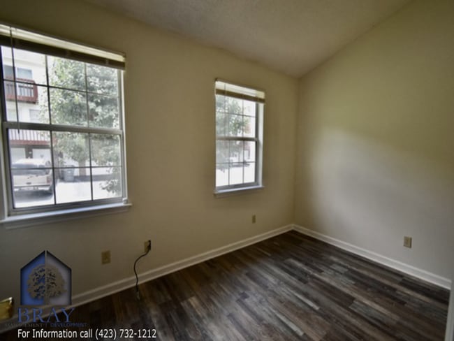 Building Photo - MODERN TRI-LEVEL TOWNHOME NEAR STEELE CREEK PARK