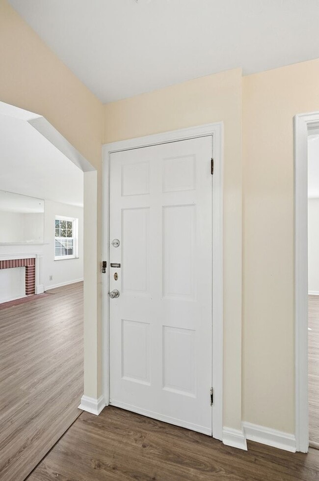 Building Photo - Charming Covedale Duplex