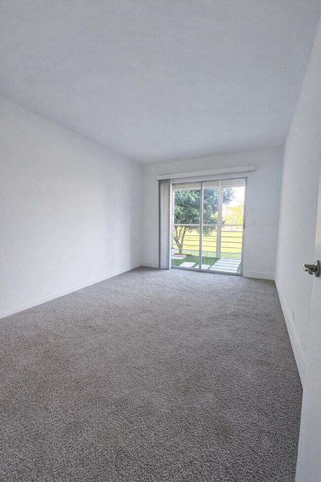 Building Photo - 2003 Lincoln A