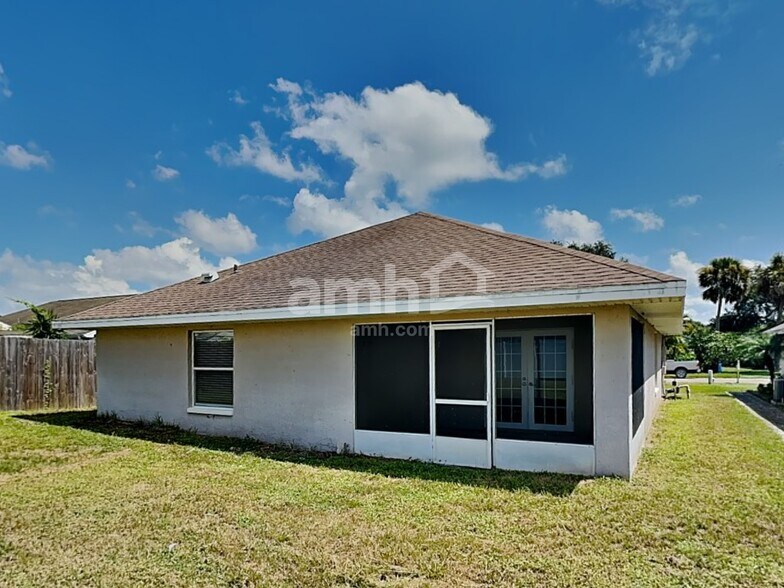 Building Photo - 2465 Saint Pauls Dr