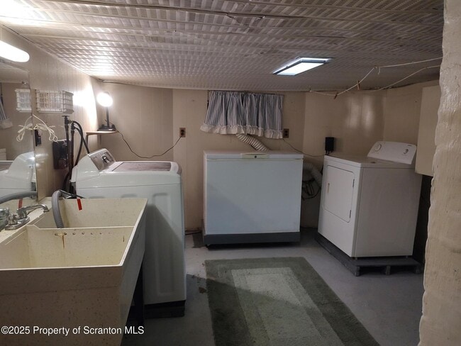 Building Photo - 1023 Carmalt St