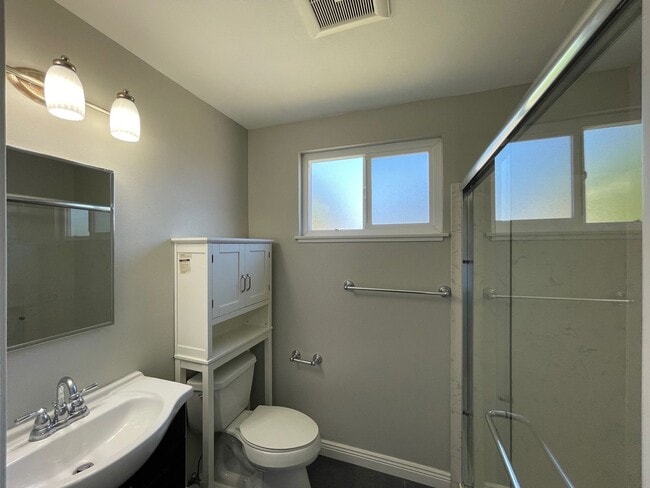 Building Photo - Nice and clean three bedrooms and two bath...