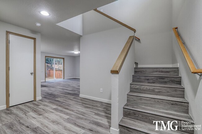 Building Photo - Spacious 4 Bedroom/2.5 Bath Hazell Dell Home!