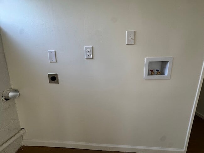 Building Photo - 3 Bedroom 2 Bathroom Home Located in Bluff City, TN