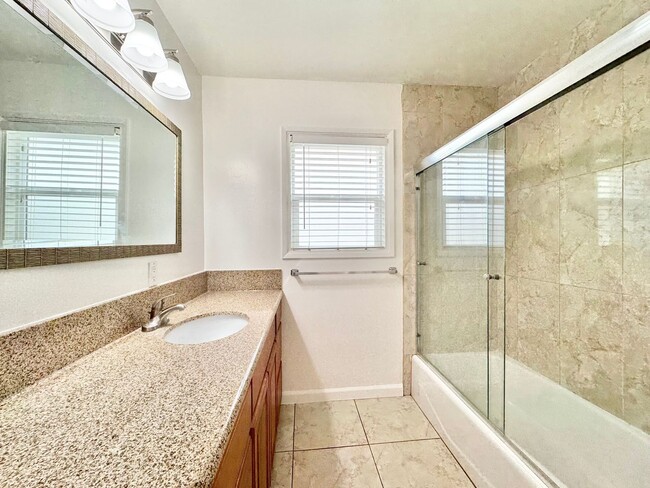 Building Photo - Beautiful 3Bd/1.5Ba Available In Santa Ana