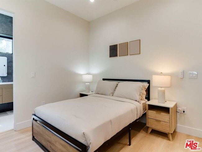 Building Photo - 5929 Hesperia Ave