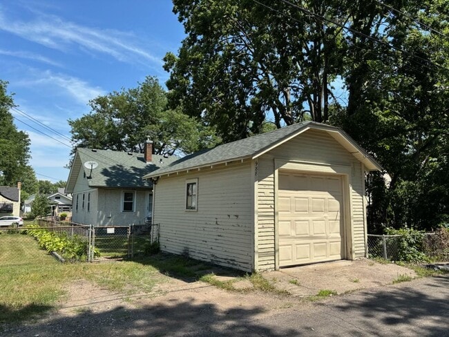 Building Photo - Charming 2+ Bedroom Single Family on a gre...