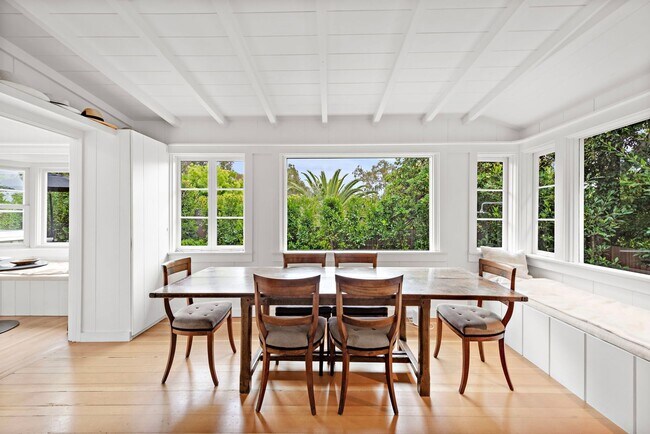 Building Photo - Classic Modern Cottage in Laguna Village