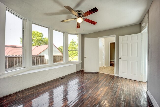 Building Photo - Freshly Updated 3 Bedroom House