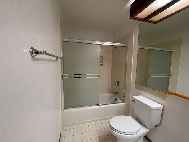 Building Photo - Private 2bd/1ba Condo with 1 car garage - Available Now!