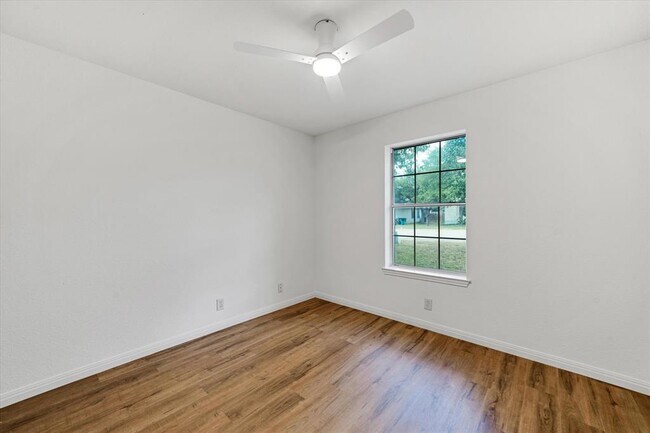 Building Photo - 1707 Primrose Ln
