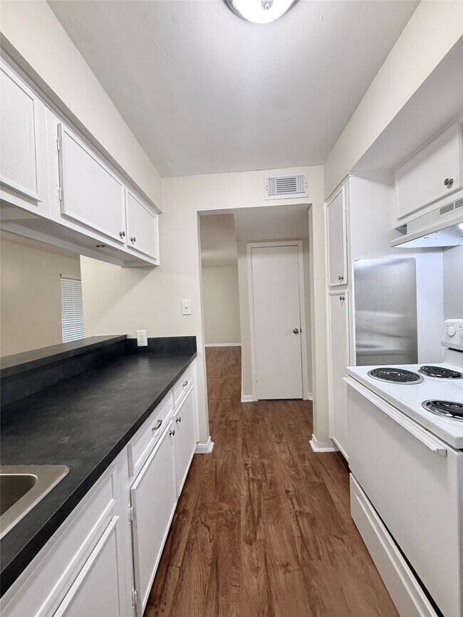 Building Photo - 321 E Cedar St