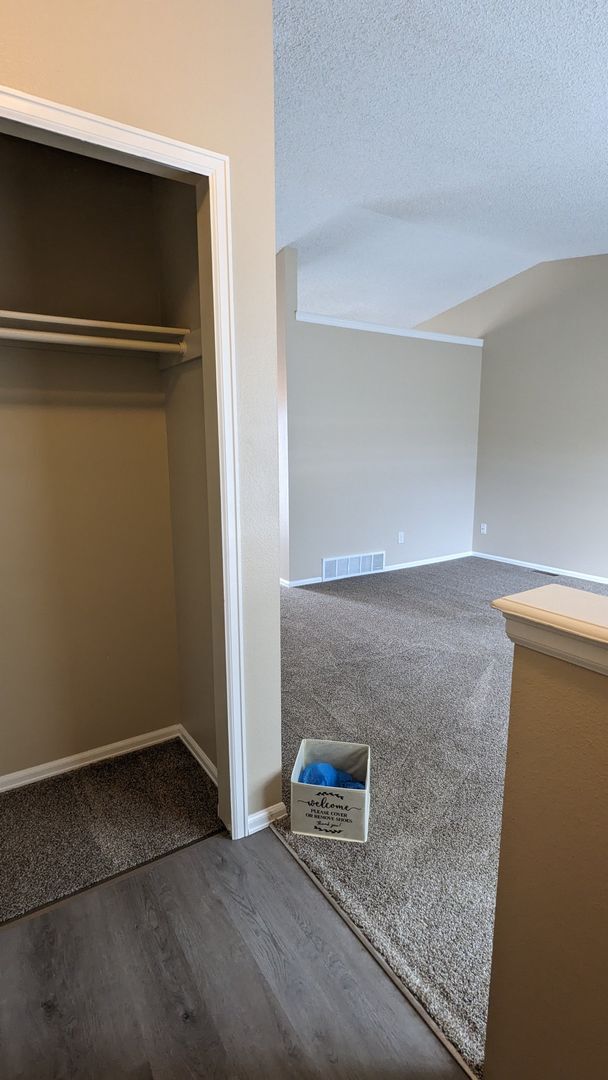 Building Photo - COZY TRI-LEVEL 3 BED/1.5 BATH WITH WOODBUR...