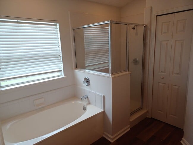 Building Photo - Large 3 BR 2 BA Rental in Desirable Area