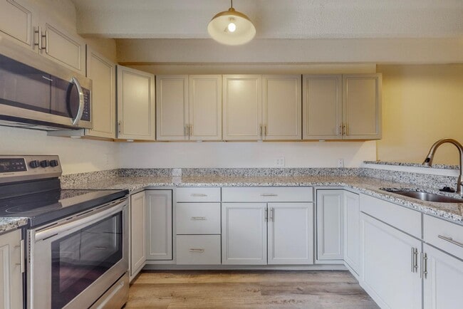 Building Photo - 1100 Alvarado Dr SE