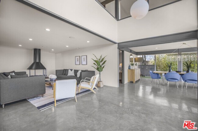 Building Photo - 9892 Beverly Grove Dr