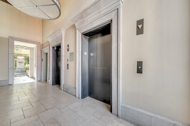 Building Photo - 356 Santana Row