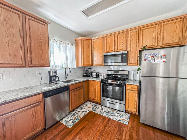 Building Photo - Lovely Tri-Level 3 Bedroom 2 Bathroom And ...