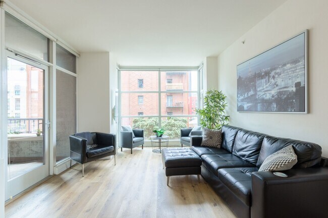 Building Photo - Modern 2 Bed/ 2 Bath Condo in the Heart of...