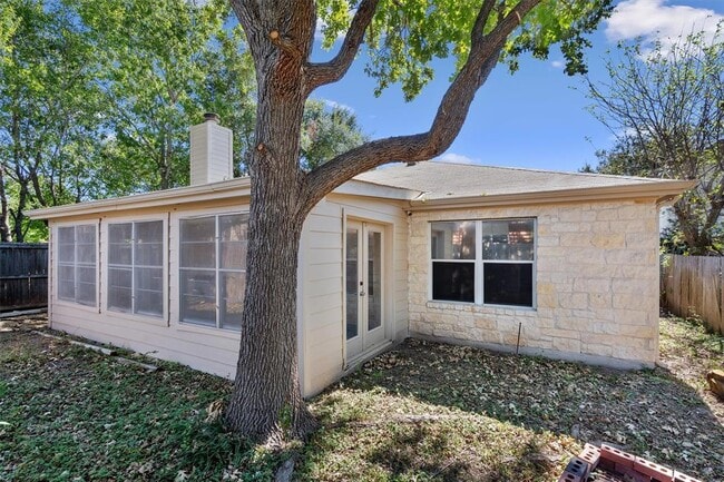 Building Photo - 902 Rocking Spur Cove