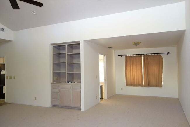 Building Photo - 105 Almond Dr