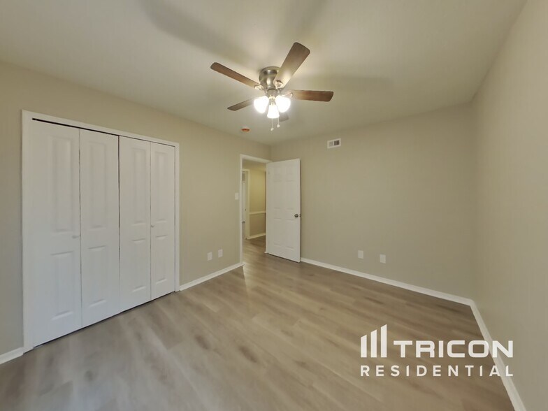 Building Photo - 1507 Carlsbad Dr