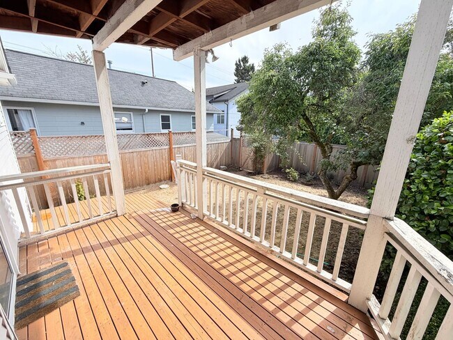 Building Photo - Charming Craftsman in Phinney Ridge - AVAILABLE NOW!
