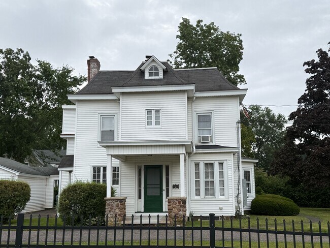 Building Photo - 63 Maple St