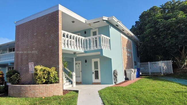 Building Photo - 1100 Pine Dr