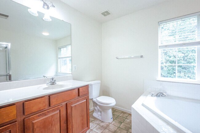 Building Photo - Lovely 3 BR/2 Full BA 2Half BA Townhome in...