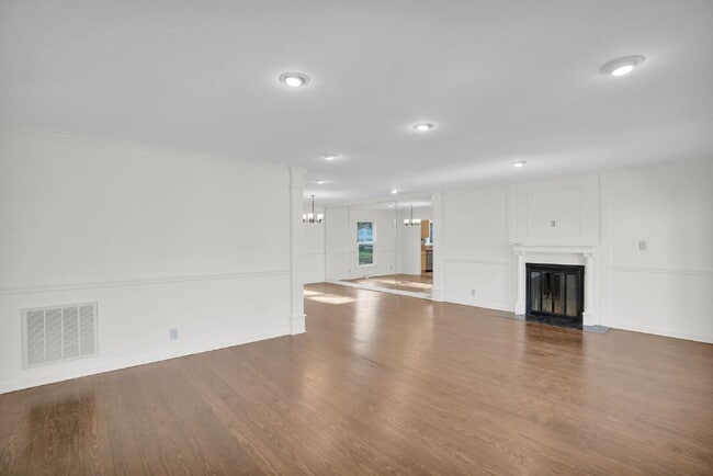 Building Photo - NOT YOUR AVERAGE 4 BEDROOM HOUSE!