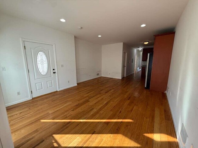 Building Photo - 33 Nelson Ave