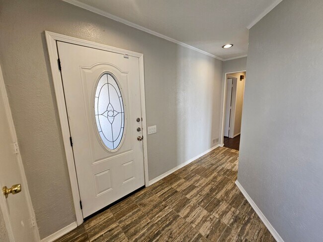 Building Photo - AVAILABLE NOW!