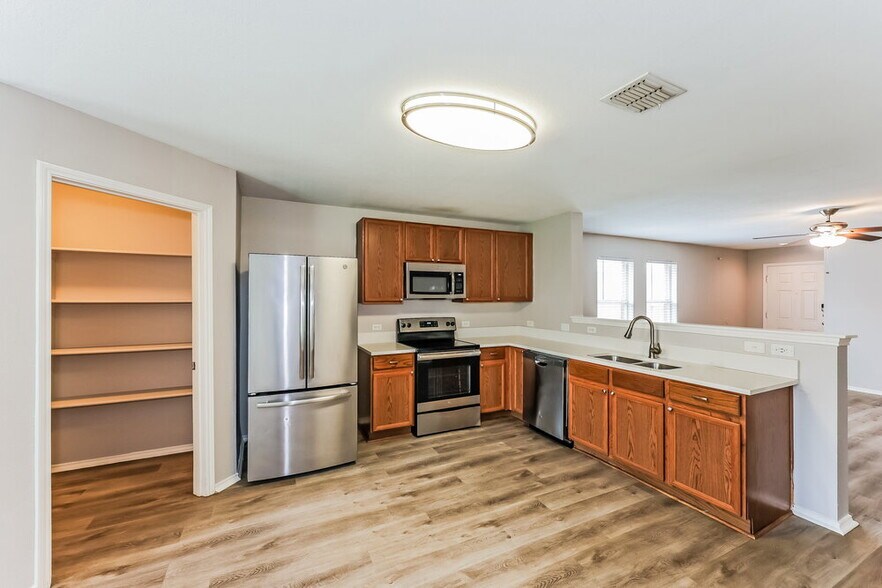 Building Photo - 1104 W Cottonwood Dr