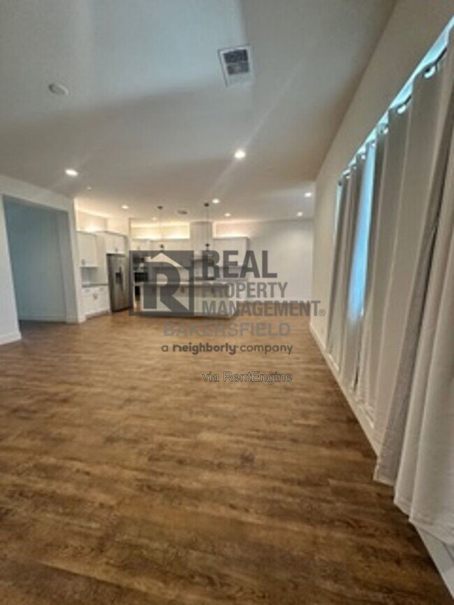 Building Photo - 823 Brookline Ln